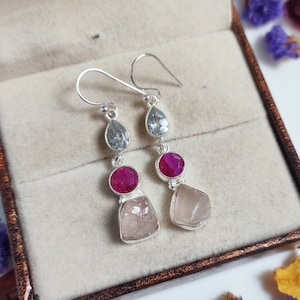 Roher Rosenquarz Mode Ohrring, Kristallquarz zierliche Ohrhänger, Birthstone Schmuck, gefärbter Rubin handgemachter Schmuck, Geburtstagsgeschenk