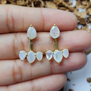 Pendientes de plata de ley chapados en oro con piedra lunar arcoíris