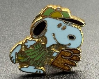 Złota przypinka do klapy z wizerunkiem baseballisty Snoopy'ego z kreskówki Peanuts