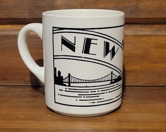 Taza de café blanca y negra de 3 1/2 pulg. de alto de New York City Coffee