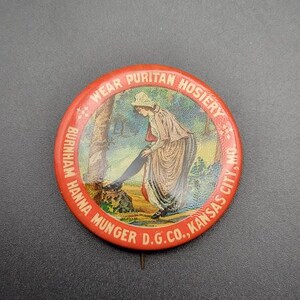 Antique Wear Puritanische Strumpfwaren Anstecknadel Knopf Circa 1900 Burnham Hanna Munger D.G. CO, Kansas City, MO