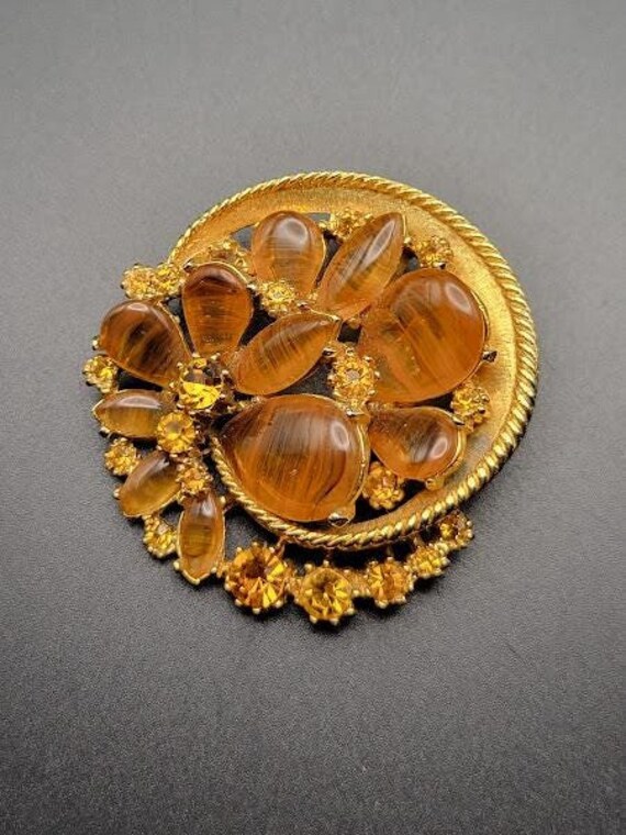 Broche Vintage Années 50/60 Style Rococo En Métal Doré Avec Cabochon Nacré - Occasion