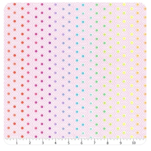 Pode incluir: Amostra de tecido com um padrão de favo de mel repetido em um gradiente de cores. O fundo é rosa claro, e o padrão inclui uma régua ao longo da borda inferior, com medidas de até 25,4 cm.