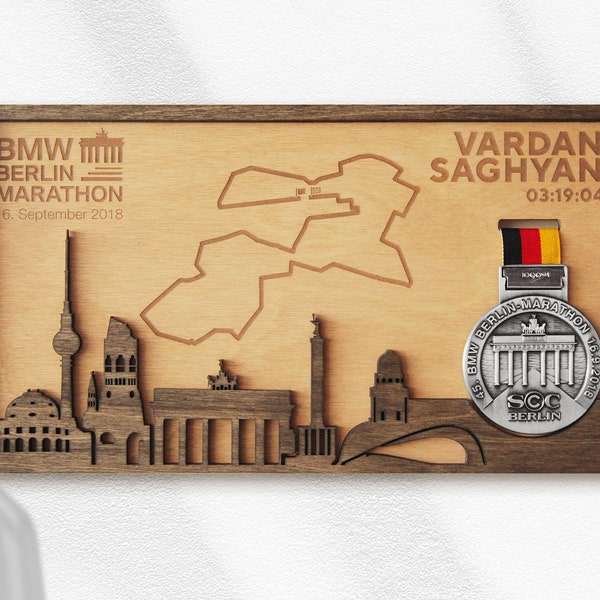 El porta medallas de finalista del maratón de Berlín con personalización total incluye mapa, nombre, hora y puntos de referencia.