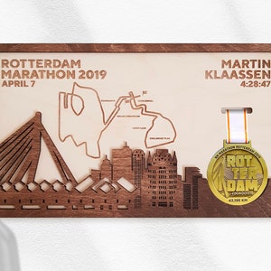 Le détenteur de la médaille rotterdam marathonien avec personnalisation complète comprend la carte, le nom, l’heure et les points de repère