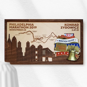 Le détenteur de la médaille de fin de marathon de Philadelphie avec personnalisation complète comprend la carte, le nom, l'heure et les points de repère