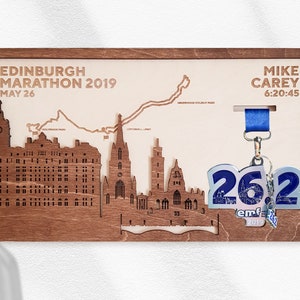 Le détenteur de la médaille Edinburgh Marathon Finisher avec personnalisation complète comprend la carte, le nom, l’heure et les points de repère