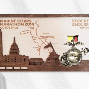 Le porte-médaille de fin de marathon du Corps des Marines avec personnalisation complète comprend une carte, un nom, une heure et des points de repère