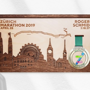 Le détenteur de la médaille Zurich Marathon Finisher avec personnalisation complète comprend la carte, le nom, l’heure et les points de repère