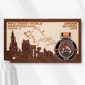 Le porte-médailles des finalistes du marathon Walt Disney World entièrement personnalisable comprend la carte, le nom, l'heure et les points de repère