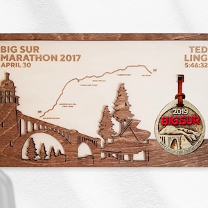 Le détenteur de la médaille Big Sur Marathon Finisher avec personnalisation complète comprend la carte, le nom, l’heure et les points de repère