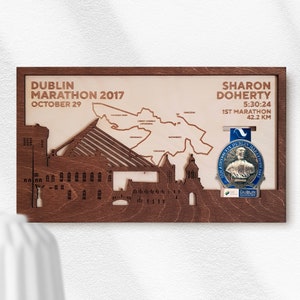 Le porte-médailles des finalistes du marathon de Dublin entièrement personnalisable comprend la carte, le nom, l'heure et les points de repère