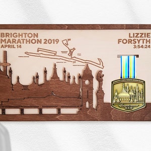 Le détenteur de la médaille Brighton Marathon Finisher avec personnalisation complète comprend la carte, le nom, l’heure et les points de repère