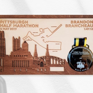 Le détenteur de la médaille de finition du marathon de Pittsburgh avec une personnalisation complète comprend la carte, le nom, l'heure et les points de repère