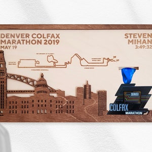 Le détenteur de la médaille denver marathon finisher avec personnalisation complète comprend la carte, le nom, l’heure et les points de repère