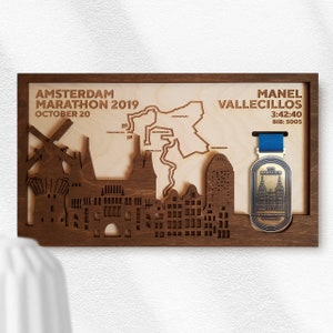 Le détenteur de la médaille du marathon d’Amsterdam avec personnalisation complète comprend la carte, le nom, l’heure et les points de repère
