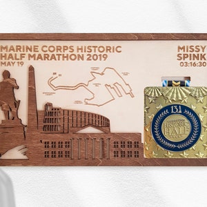 Historische halve marathon finisher medaillehouder met volledige personalisatie inclusief kaart, naam, tijd en bezienswaardigheden