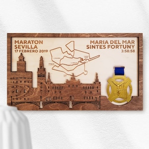 Le détenteur de la médaille sevilla Marathon Finisher avec personnalisation complète comprend la carte, le nom, l’heure et les points de repère