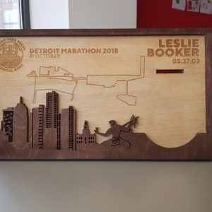 Le détenteur de la médaille du marathon de Detroit avec personnalisation complète comprend la carte, le nom, l’heure et les points de repère