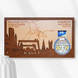 Le détenteur de la médaille Belfast Marathon Finisher avec personnalisation complète comprend la carte, le nom, l’heure et les points de repère