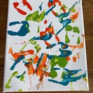 Op de afbeelding: Abstract kunstcanvas met een witte achtergrond en kleurrijke verfspatten in oranje, groen en blauwgroen. Het canvas is rechthoekig en heeft het nummer "#4" in de rechter benedenhoek.