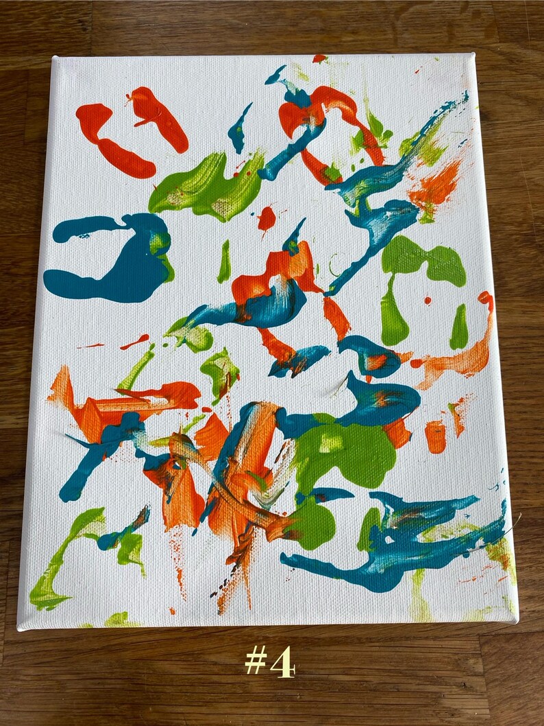 Op de afbeelding: Abstract kunstcanvas met een witte achtergrond en kleurrijke verfspatten in oranje, groen en blauwgroen. Het canvas is rechthoekig en heeft het nummer "#4" in de rechter benedenhoek.