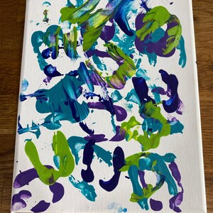 Op de afbeelding: Abstract acrylverfschilderij op een wit canvas. Het kunstwerk toont gedurfde penseelstreken in tinten van teal, paars, groen en blauw. Het nummer "#2" is in goud aan de onderkant gedrukt. De schildering wordt tegen een houten achtergrond getoond.