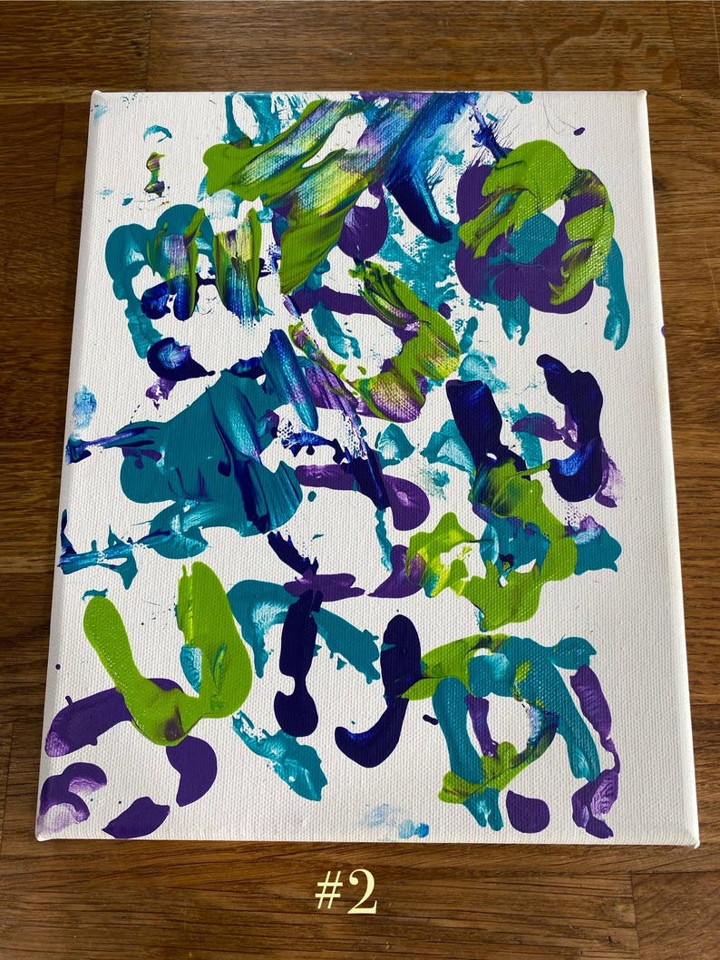 Op de afbeelding: Abstract acrylverfschilderij op een wit canvas. Het kunstwerk toont gedurfde penseelstreken in tinten van teal, paars, groen en blauw. Het nummer "#2" is in goud aan de onderkant gedrukt. De schildering wordt tegen een houten achtergrond getoond.
