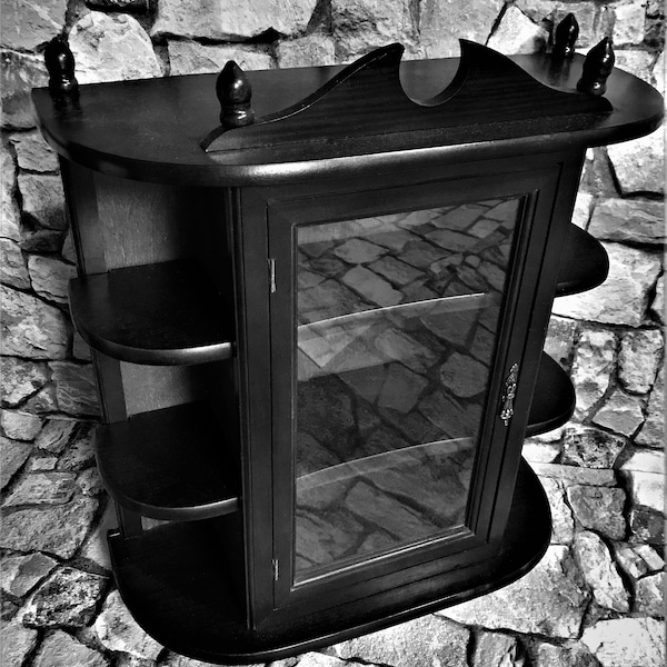 Gothic Vitrinenschrank aus Holz, ein großes, besonderes Möbelstück in edlem schwarz mit einer Glastür
