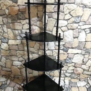 Grande étagère d'angle en bois, un meuble vintage au design nouveau et élégant