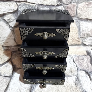 Piccolo portagioie in legno massello, un mobile vintage dal design nuovo ed elegante