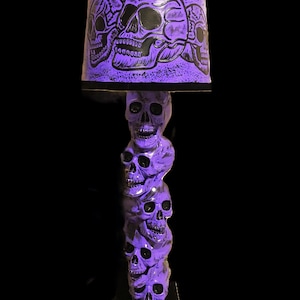 Lampada da tavolo/terra con teschi e velluto, spaventosamente bella, completamente dipinta a mano in viola magico