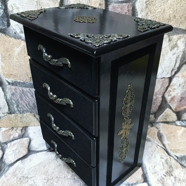 Petite commode à bijoux en bois, un meuble vintage peint en noir et décoré de ferrures anciennes