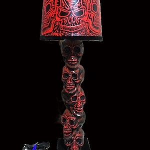 Lampada da tavolo/terra con teschi e velluto, inquietantemente bella, completamente dipinta a mano in rosso sangue