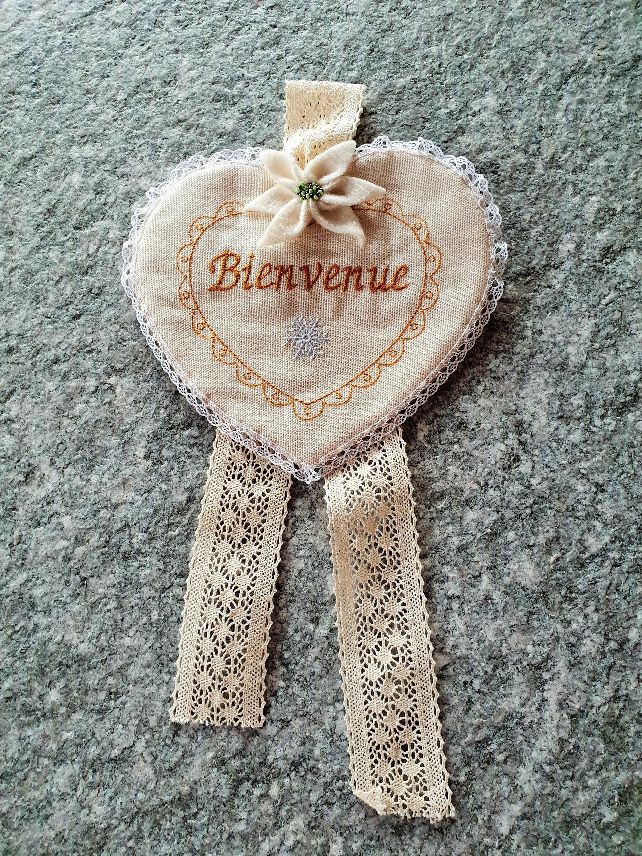 Cœur à Suspendre, Bienvenue en Broderie sur Tissu Écru, Nœud Dentelle