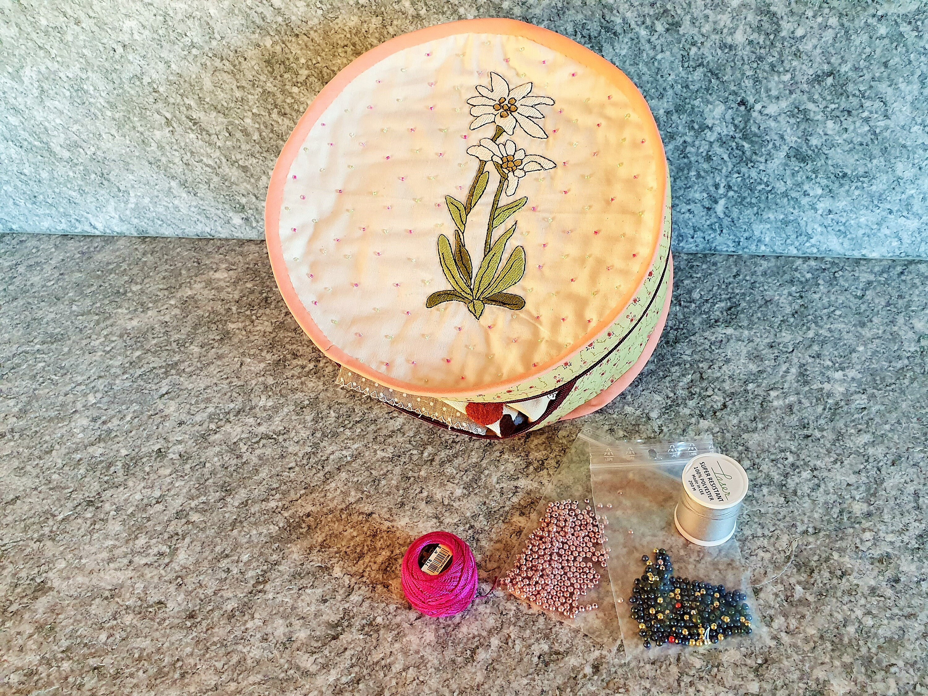 Boite de Rangement, Vanity Tissus, Broderie Edelweiss et Perles Rocaille