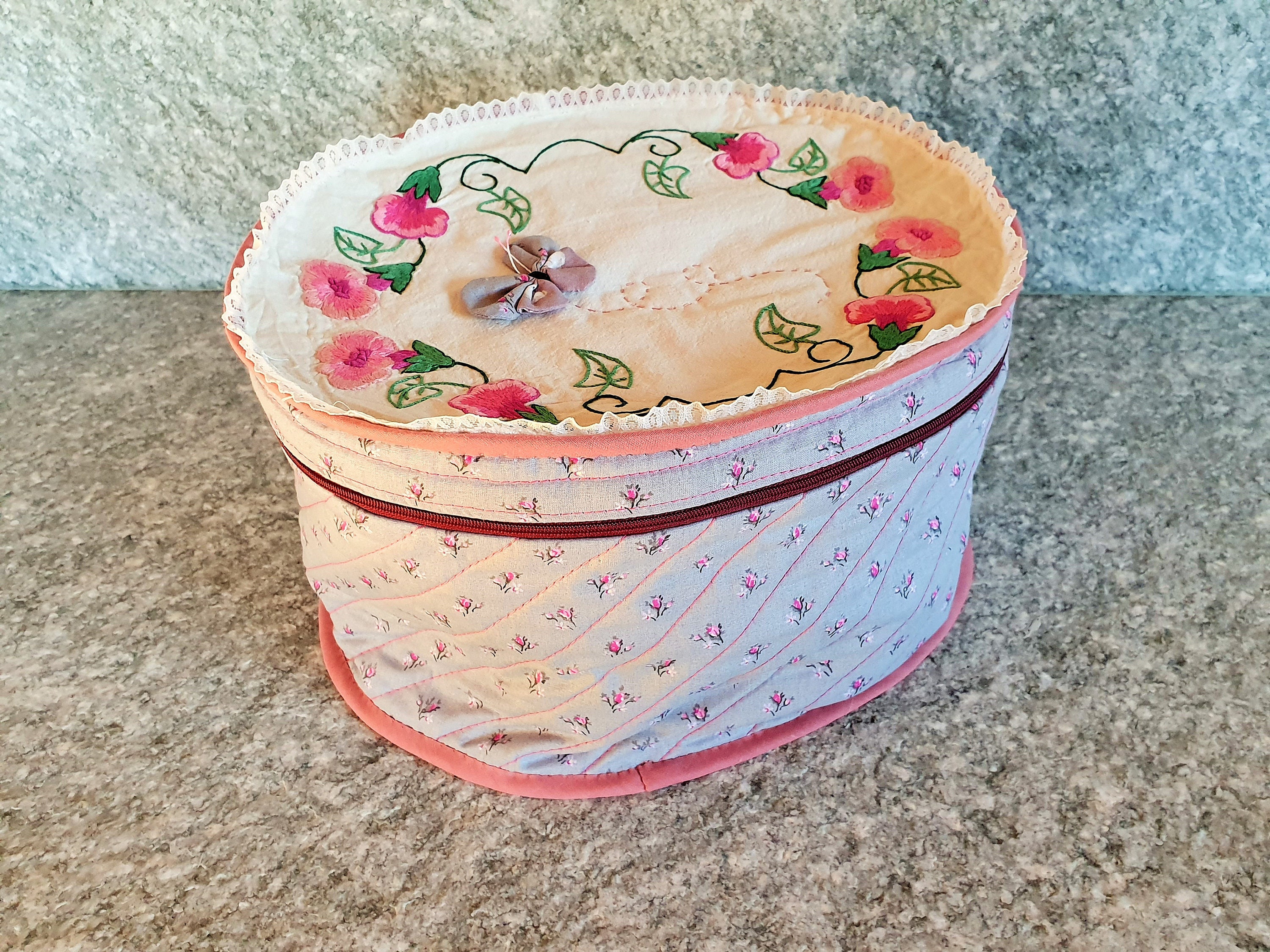 Vanty Tissus et Son Napperon Brodé Vintage