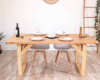 Table de salle à manger en bois massif sur-mesure avec pied carré