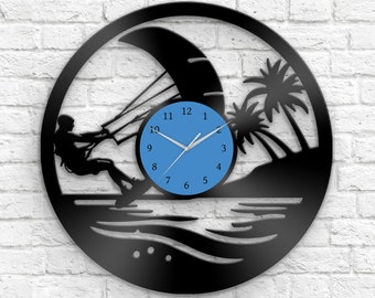 Kitesurfen Wall Art Vinyl Clock Decor voor Surfer, Beach House Decor, Kustmuurkunst, Muziekliefhebber Cadeau, Vintage Wandklok, Watersport
