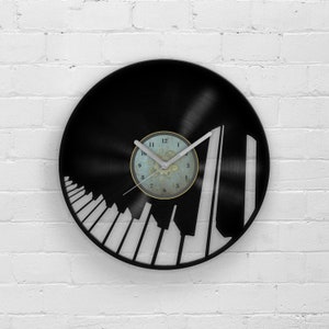 Schallplatten-Wanduhr mit Klavierdesign - Musikzimmerdekor, Geschenk für Pianisten, Musiklehrergeschenk, recycelte LP-Kunst, einzigartige Musik-Wanduhr