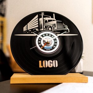 Unieke gepersonaliseerde wandklok met vinylplaten, handgemaakt in Litouwen van echt Duits vinyl — stille klok, perfect cadeau voor muziekliefhebber