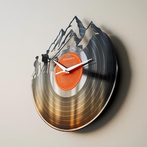 Horloge murale disque vinyle pour couple de randonnée - Cadeau paysage de montagne pour randonneurs, amoureux de la nature, décoration extérieure, cadeau de mariage aventure