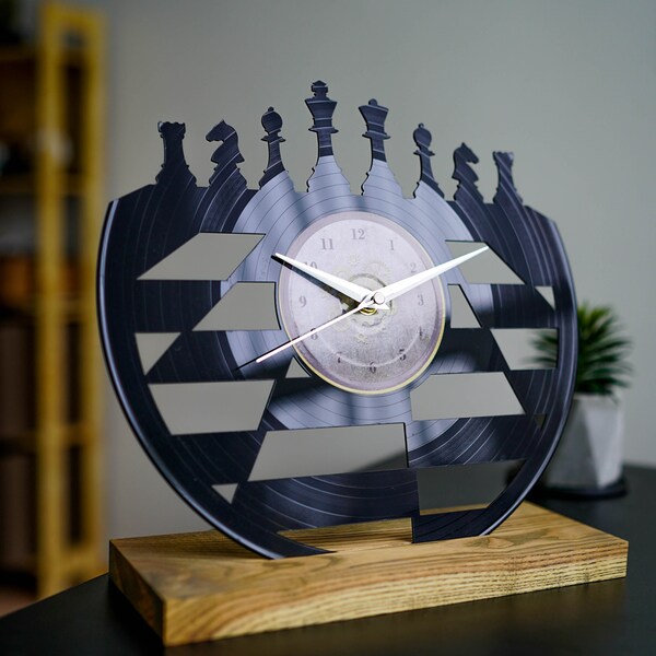 Horloge murale en vinyle pour joueur d'échecs - oeuvre d'art pour bureau - décoration d'échiquier - cadeau de Saint-Valentin pour lui - oeuvre d'art recyclée faite main - homme des cavernes