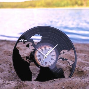 Horloge murale globe faite d'un disque vinyle vintage cadeau pour voyageur, décoration carte du monde, cadeau d'anniversaire pour petite amie, cadeau de pendaison de crémaillère