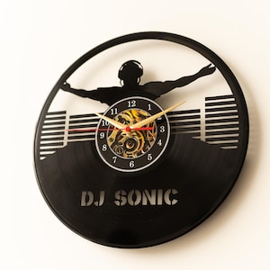 Gepersonaliseerde wandklok met DJ-naam op vinylplaat - Cadeau met naam voor DJ, geschenk voor muzikant, decoratie voor muziekkamer, vintage wanddecoratie