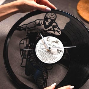 Orologio in vinile con motocross, decorazione murale per moto da cross, decorazione murale per cameretta dei bambini, regalo per gli amanti degli sport estremi, arte moderna vintage