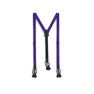 Könnte beinhalten: Lilafarbene Hosenträger mit schwarzen verstellbaren Trägern und silbernen Clips.