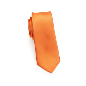 Orange Krawatte | Herren Skinny Krawatte in leuchtendem Orange | Satin Finish Einfarbige Halskette in Leuchtendem Tangerine Orange - dünn 2,5&quot;