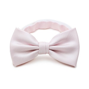 Solide Mens Bow Tie Rose | Blush Pink Mens Noeuds papillon |  Noeud papillon de mariage populaire en rose | Unique Microtexture Weave (style nœud papillon pré-attaché)