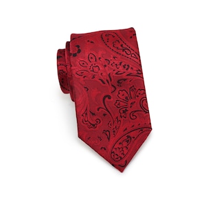Op de afbeelding: Een rode stropdas met paisley-patroon. De stropdas heeft een zwart paisley-patroon op een rode achtergrond.